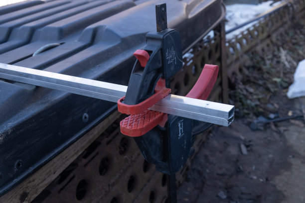 现代金属塑料夹持铝型材。图片下载