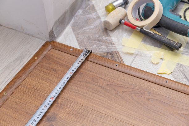 用卷尺在层压板上测量距离。施工用施工工具图片下载