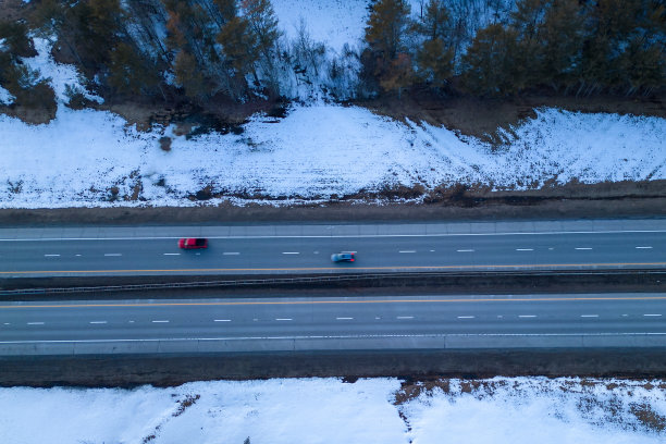 冬天的公路。寒冷的天气图片下载