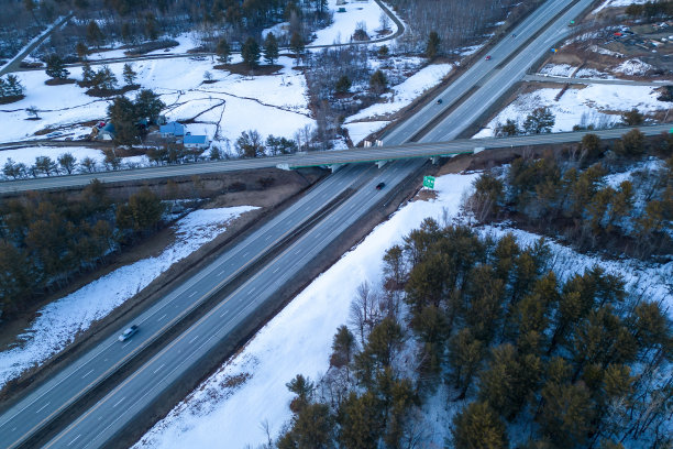 冬天的公路。寒冷的天气图片下载