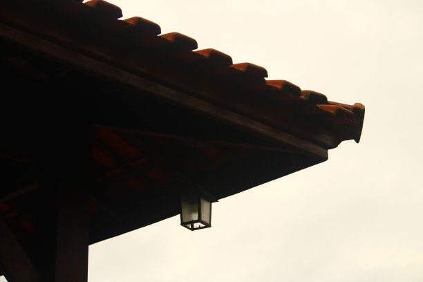 带灯的屋顶图片下载