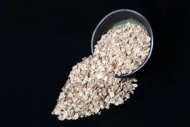 小麦粥孤立在黑色背景上图片下载