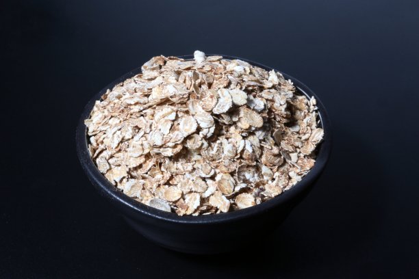 小麦粥孤立在黑色背景上图片下载