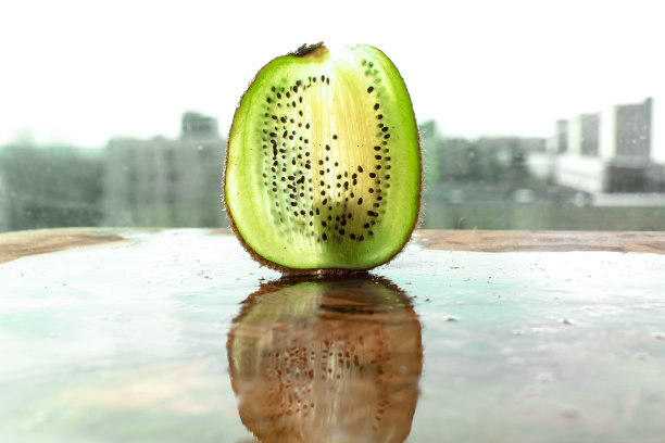 猕猴桃的特写，它充满活力的绿色。图片下载