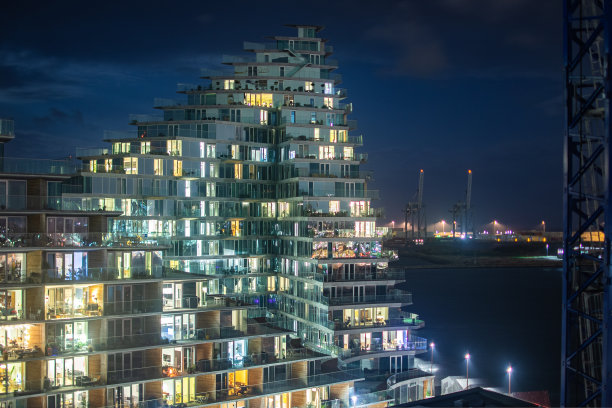 丹麦奥胡斯的一座现代公寓大楼的城市景观，摄于夜间图片下载