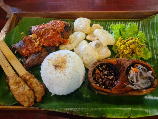 巴厘岛混合米饭和各种配菜图片下载