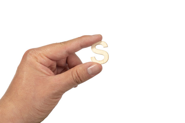 一个无法辨认的人拿着白底的字母图片下载