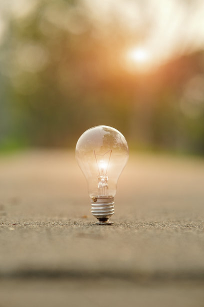 节能灯泡和硬币玻璃上的地板自然背景图片下载