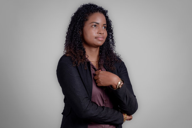 肖像的女商人看着一边在工作室与灰色背景图片下载