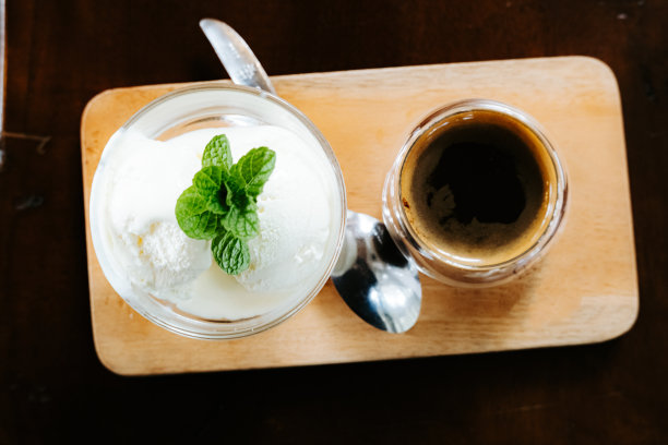 咖啡和冰淇淋放在木托盘上。图片下载