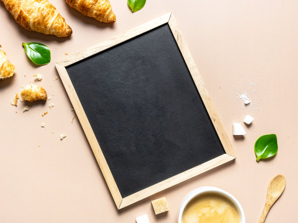 空白黑板，羊角包和咖啡图片下载
