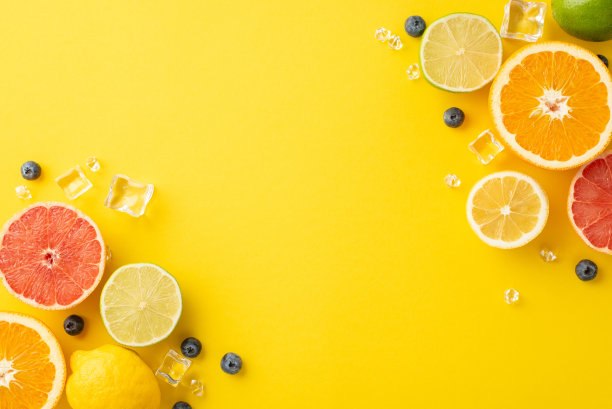柑橘爆炸的概念。俯视图的切片橙，柠檬，酸橙和柚子在一个充满活力的黄色背景与空白的推广图片下载