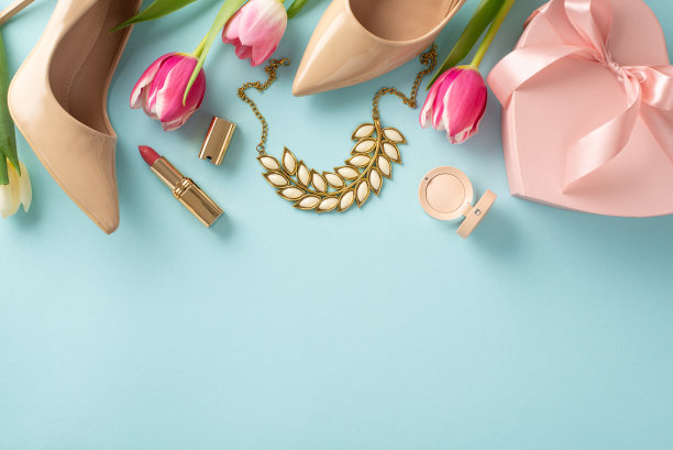 时髦的母亲节概念。平底高跟鞋，礼物盒，郁金香，口红，项链在淡蓝色的背景与空白的文字或广告图片下载