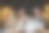 成功和成就的概念。一个男人看着笔记本电脑面带幸福开朗的笑容，实现人生目标。一个快乐的男人坐在卧室里做一个胜利的手势。图片下载