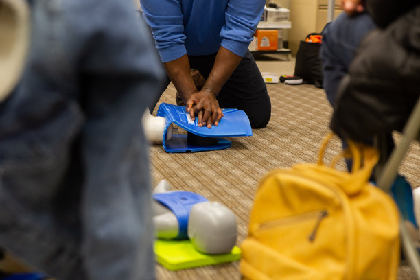 由保安在办公室进行心肺复苏术训练图片下载