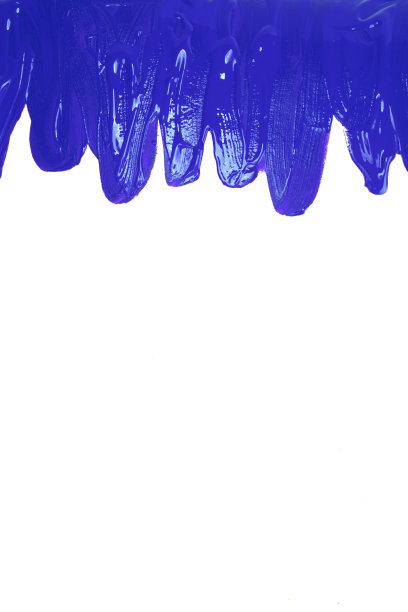 在白色的背景上，流动的丙烯酸颜料留下了蓝色的彩虹色斑点。图片下载