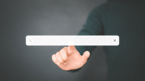 信息搜索技术SEO搜索引擎优化。用手指按下虚拟屏幕上的搜索按钮以获取数据和信息。使用搜索控制台与您的网站。网络搜索概念。图片下载