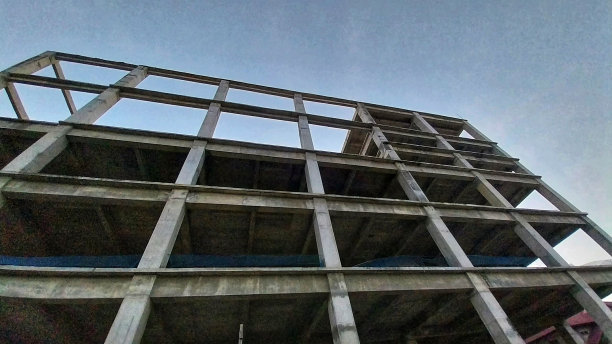 骨架结构的未完工建筑:废弃建筑的象征图片下载