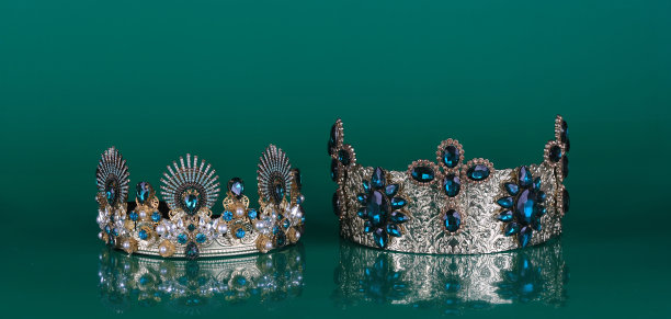 皇冠与宝石隔离在绿色背景图片下载