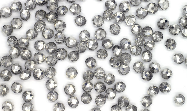 孤立切割近距离银闪亮水晶珠，选择性焦点与模糊效果，背景为工艺品和珠宝，DIY珠宝珠。俯视图图片下载