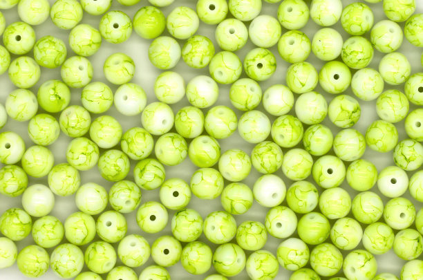 近距离绿色珠子，选择性焦点与模糊效果，背景为手工艺品和珠宝，DIY珠宝珠子。图片下载