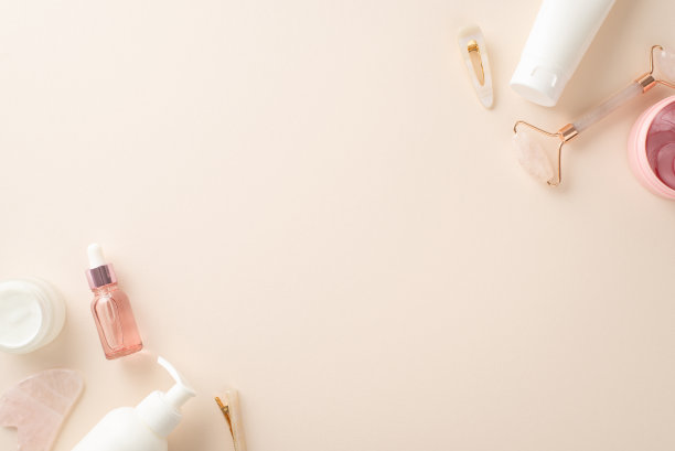 使用这种时尚的俯视图平面布局，以奶油瓶为特色，在柔和的米色背景上留出空白空间，为您的护肤品牌创造创意图片下载