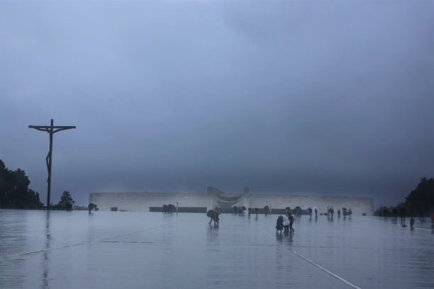 带伞的旅游团-旅游生活方式图片下载