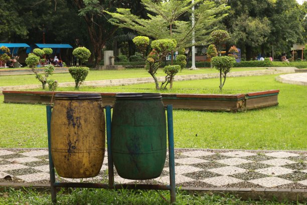 垃圾桶位于城市公园图片下载