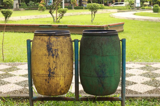 垃圾桶位于城市公园图片下载