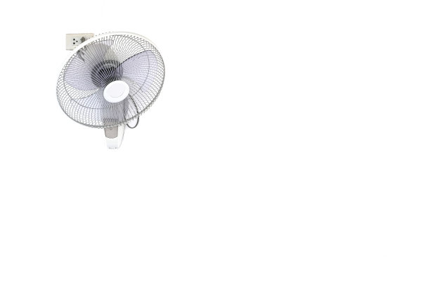 电风扇挂在墙上。图片下载