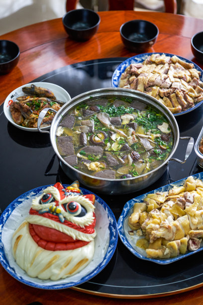 一桌年夜饭是为了过年团圆图片下载