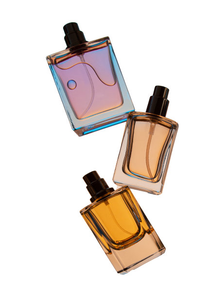 俯视图，在白色空白背景上的一套香水瓶的平层。图片下载