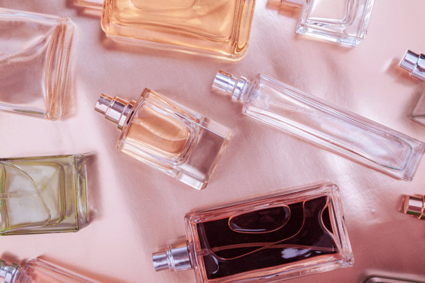 俯视图，平的一套香水瓶在一个彩色的背景。图片下载