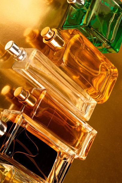 俯视图，平的一套香水瓶在一个彩色的背景。图片下载