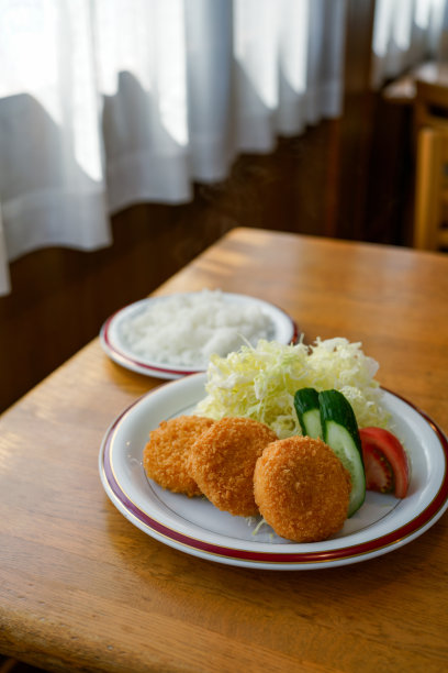 餐厅的蟹肉奶油炸肉饼套餐图片下载