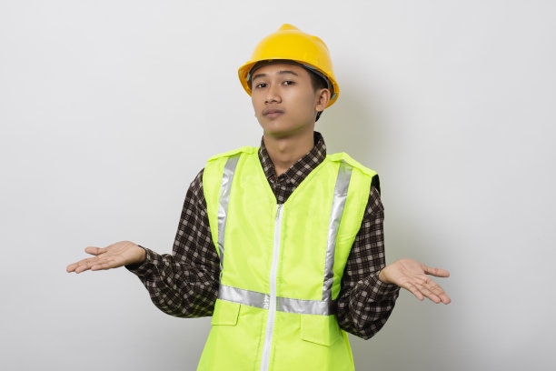 年轻的亚洲建筑工人站在困惑的手势，我不知道孤立在白色背景图片下载