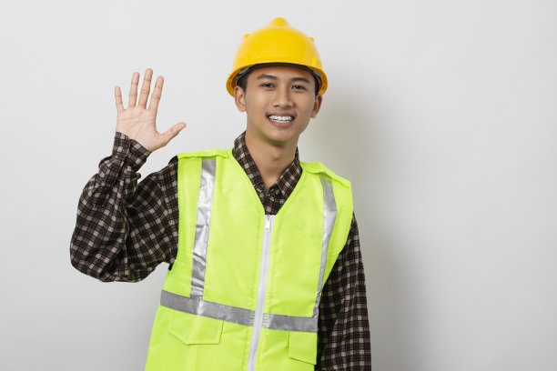 年轻的亚洲建筑工人在白色背景上握手欢迎图片下载