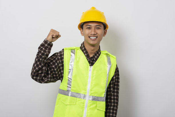 年轻的亚洲建筑工人显示二头肌孤立在白色背景图片下载