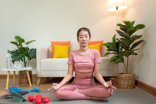 生活方式女性瑜伽锻炼和姿势健康生活。年轻女孩或人姿势平衡身体至关重要的禅和冥想锻炼图片下载