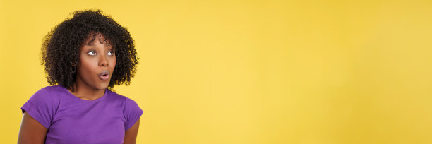 惊讶的女人与爆炸头的头发看空白的空间图片下载