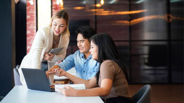 商业年轻人合作伙伴妇女和商人现在，并开始新的项目，共同成功的现代办公室。团队合作与经营理念图片下载