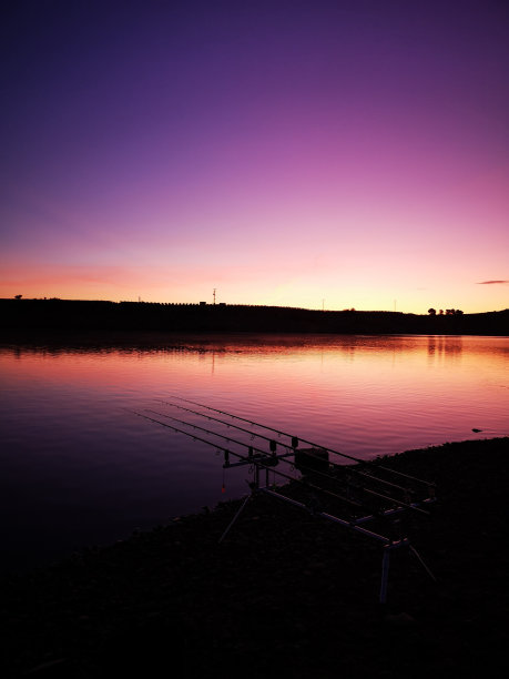 河边的钓鱼竿图片下载