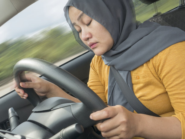 女司机开车时睡着了图片下载