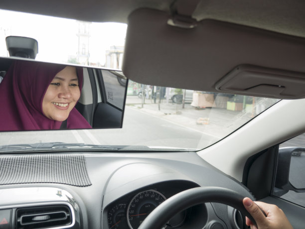 穆斯林女士驾驶汽车图片下载