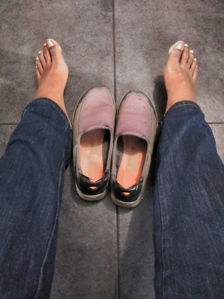 脱下你的鞋，把你的脚放在地上图片下载