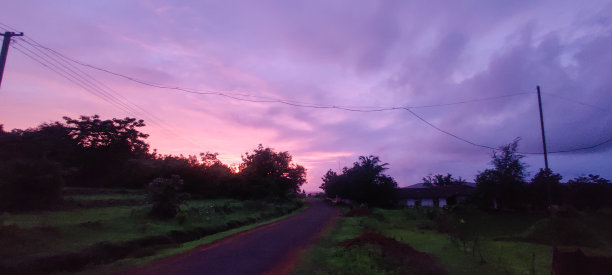 街道的风景照片，背景是粉红色多云的天空图片下载