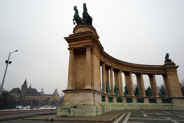 英雄广场迷人而古老的建筑和后面的Vajdahunyad城堡。图片下载