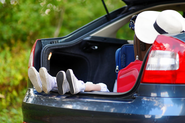 两个可爱的小姐妹坐在车里图片下载