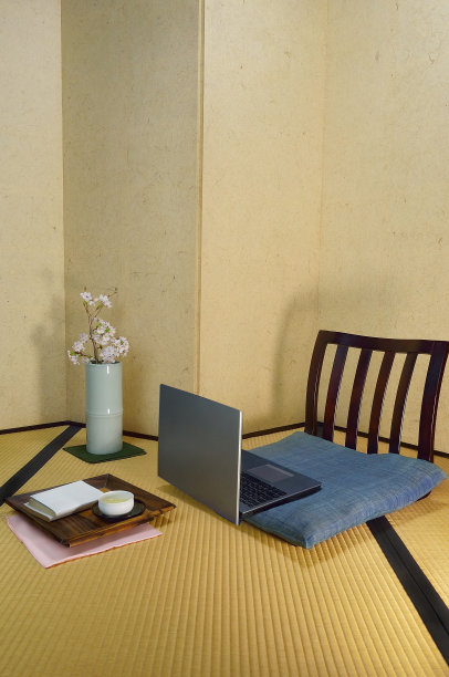 樱花和笔记本电脑的家居装饰图片下载