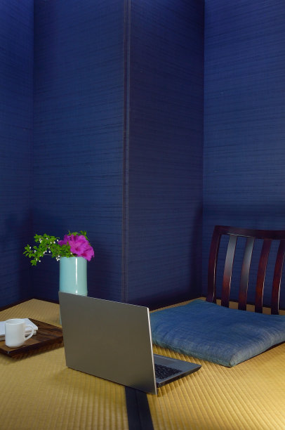 家庭装饰与粉红色杜鹃花和笔记本电脑图片下载